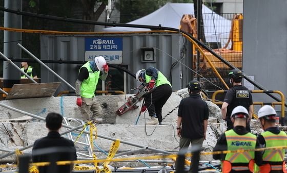 서소문 고가 붕괴 사고 현장서 콘크리트 코어 채취하는 관계자들