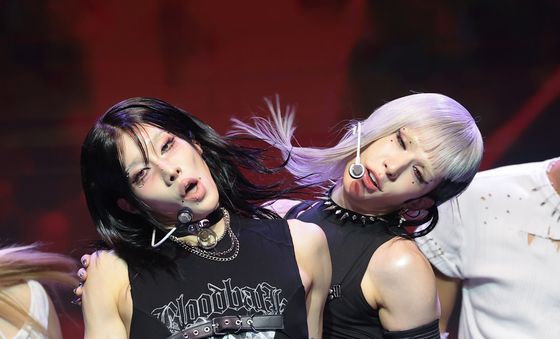 신곡 무대 선보이는 루이와 우무티