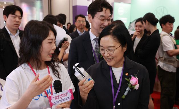 전시 제품 살펴보는 한성숙 장관