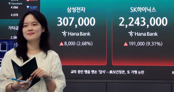 'ETF 상장 효과'···상승 마감한 삼성전자와 하이닉스