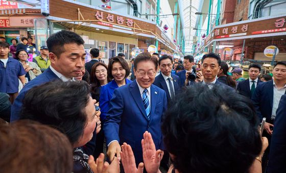 부산 남항시장 상인들과 인사하는 이재명 대통령