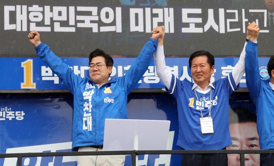정청래 대표 손 잡고 지지호소하는 박찬대 후보