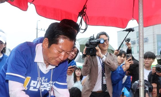 강화풍물시장에서 농산물 구입하는 정청래 대표