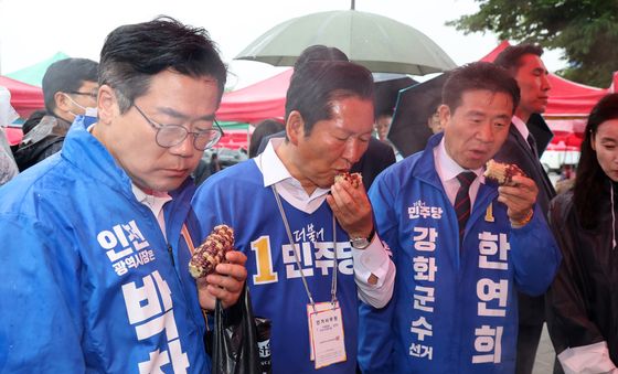 함께 옥수수 먹는 정청래·박찬대