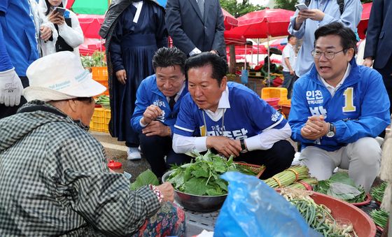 시장 상인들과 인사 나누는 정청래 대표