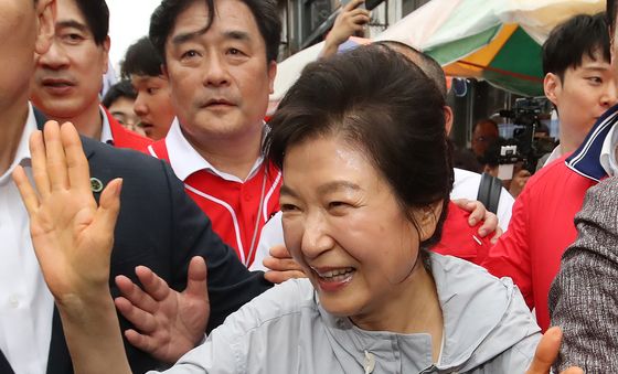 손 흔드는 박근혜 전 대통령