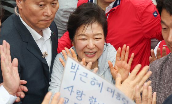 기장시장 방문한 박근혜 전 대통령