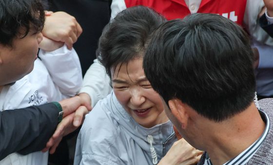 인파에 밀린 박근혜 전 대통령