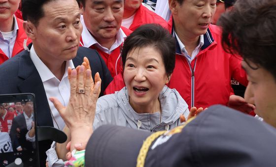 부산 기장시장서 시민과 인사하는 박근혜 전 대통령