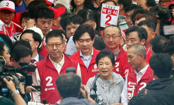 부산 민심 공략 나서는 박근혜 전 대통령