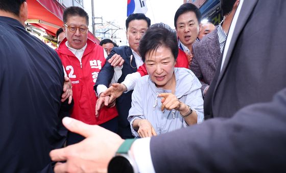 부산 기장시장 찾은 박 전 대통령