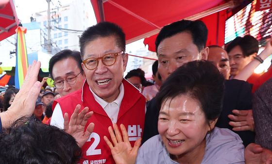 시민과 인사하는 박 전 대통령