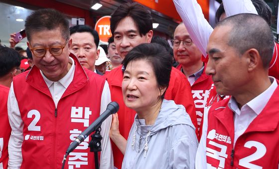 기장시장서 인사말하는 박근혜 전 대통령
