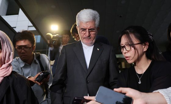외교부 빠져나가는 주한이란대사