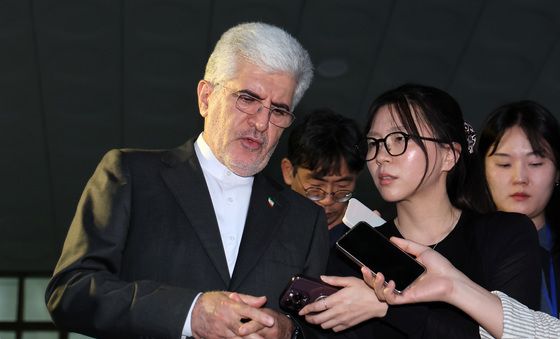 외교부 빠져나가는 주한이란대사