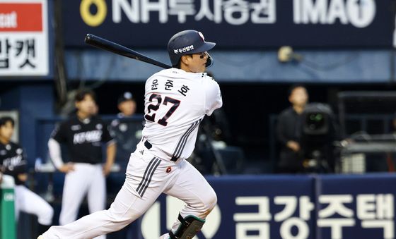 적시타 날리는 윤준호