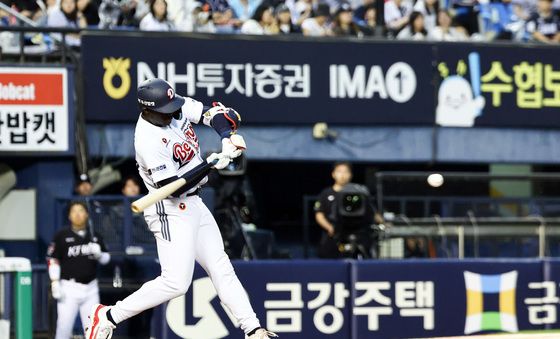 2점 홈런포 날리는 카메론