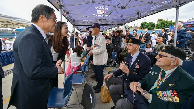 6·25전쟁 참전용사들과 대화 나누는 이용철 방사청장
