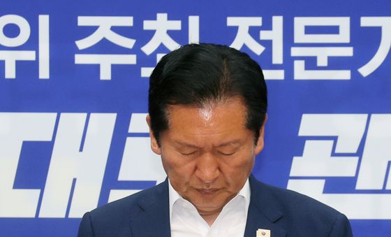 묵념하는 정청래 당대표
