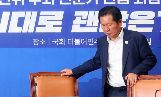 긴급 좌담회 입장하는 정청래 대표