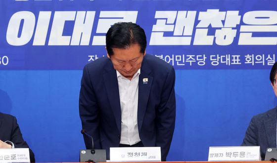 인사하는 정청래 대표
