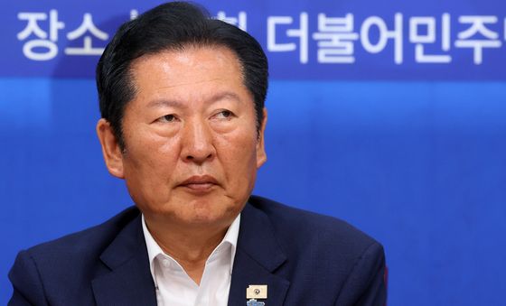 생각에 잠긴 정청래 대표