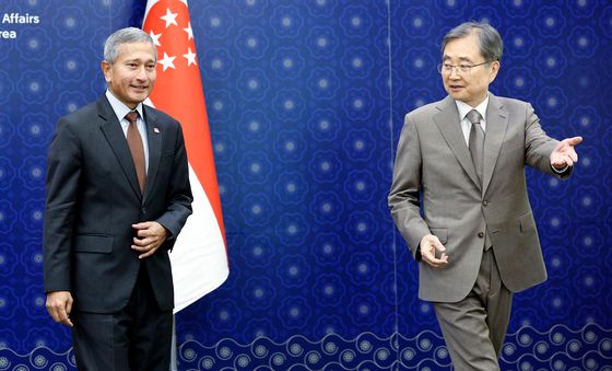 中 왕이·北최선희 만나고 온 싱가포르 외교장관과 회담 갖는 조현 장관
