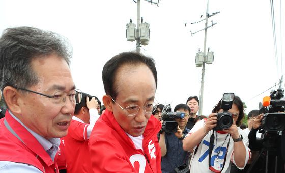TK통합신공항 예정지 찾아 설명 듣는 추경호