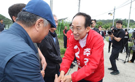 TK통합신공항 예정지 주민과 인사 나누는 추경호