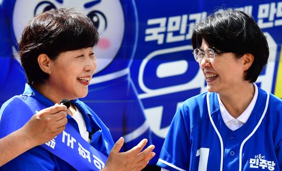 웃음꽃 핀 민주당 포항 집중 유세장