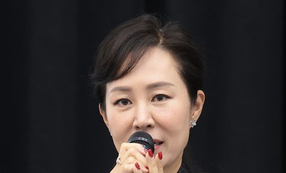 취재진 질문에 답하는 박혜진 예술감독