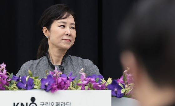 취재진 질문 듣는 박혜진 신임 단장
