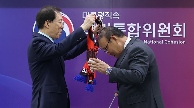 태극문양 머플러 걸어주는 이석연 위원장