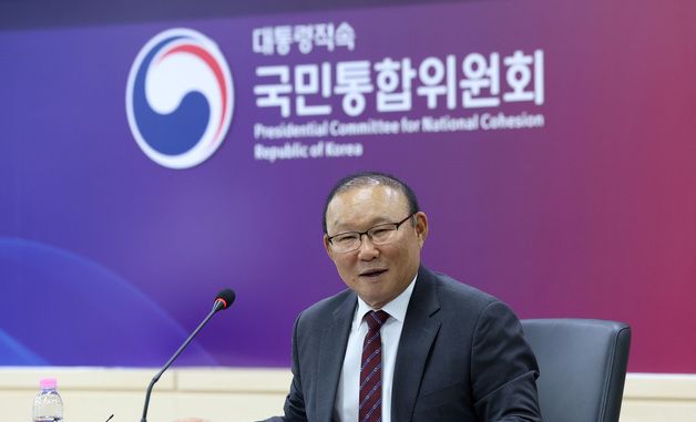 홍보대사 소감 말하는 박항서 지원단장