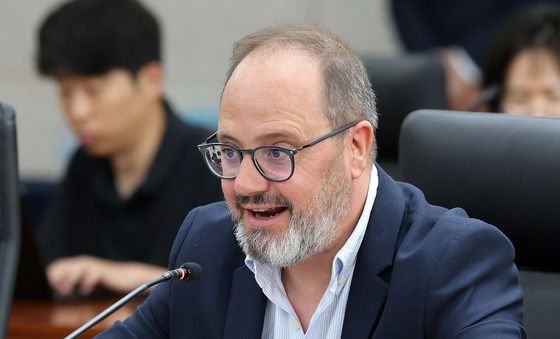 모두 발언하는 세사르 루에나 단장