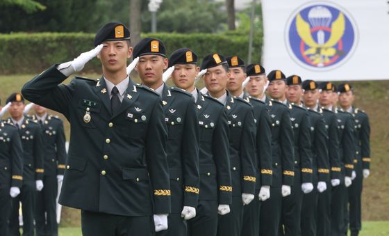 신임 특전부사관의 힘찬 경례