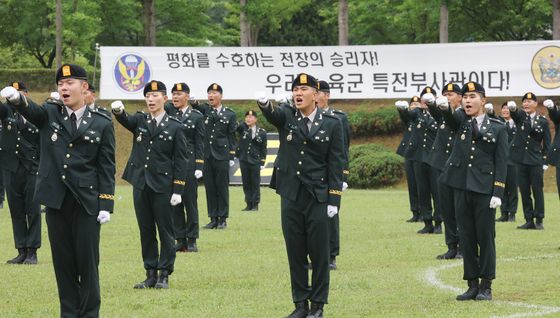 특전부대 신조제창 하는 신임 특전부사관들