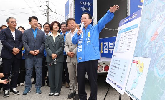 TK통합신공항 사업개요 설명하는 김부겸