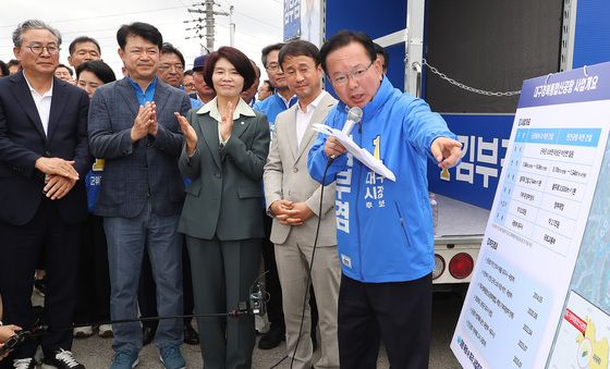 TK통합신공항 사업개요 설명하는 김부겸