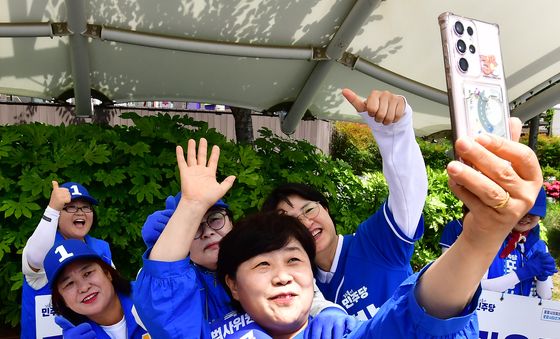 포항 집중유세장 찾아온 서영교 의원
