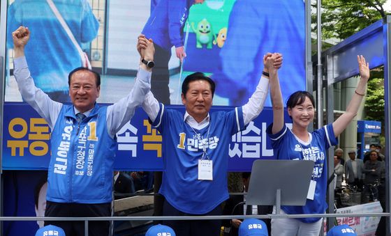 마포구 망원역에서 유세 펼치는 정청래 대표