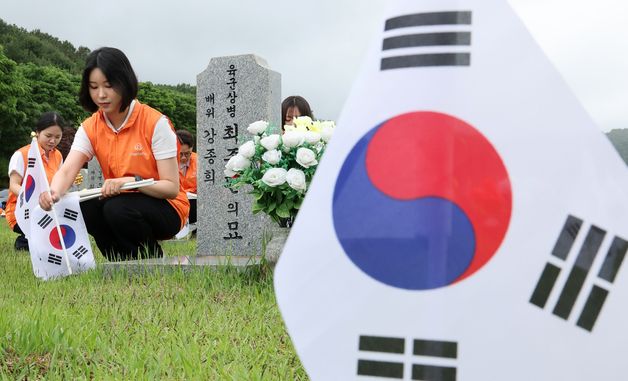 한화그룹 현충일 앞두고 묘역 정화 봉사