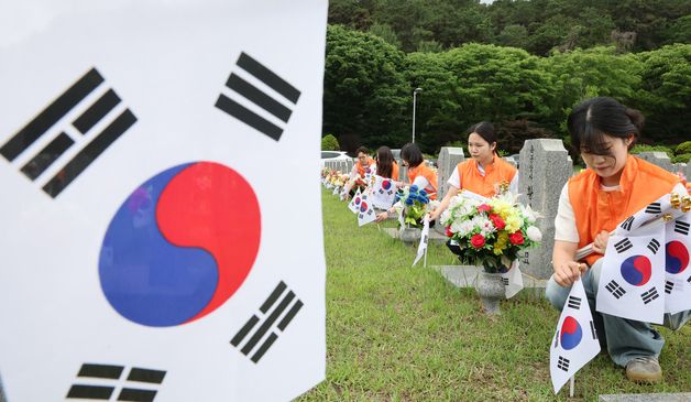 현충일 앞두고 현충원 묘역 정화 봉사