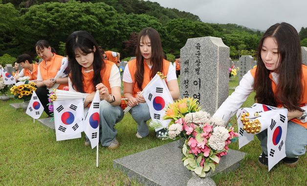 한화그룹 충청지역봉사단 묘역 정화