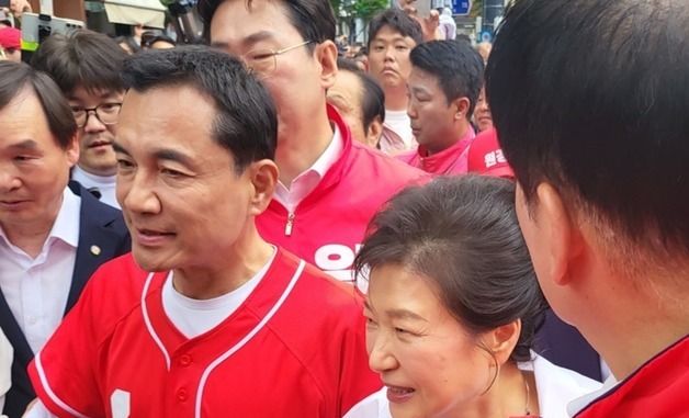 원주 찾은 박근혜 전 대통령, 김진태 후보 지원