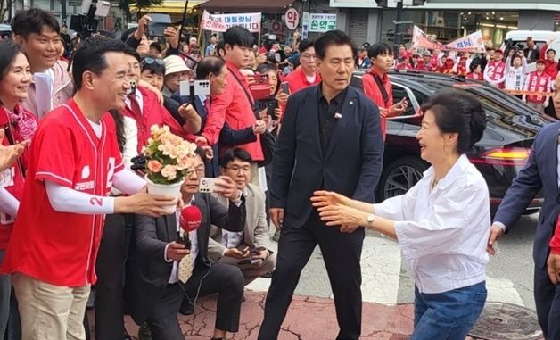 김진태 후보와 인사 나누는 박근혜 전 대통령