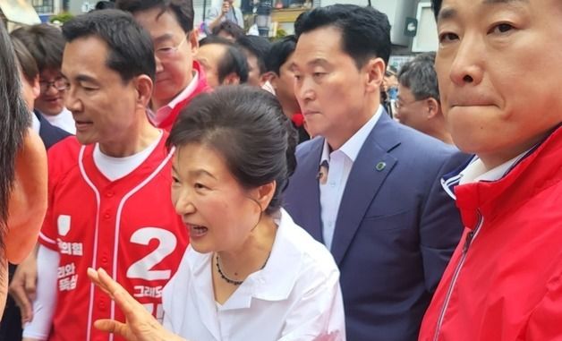 원주시민들에게 손 흔드는 박근혜 전 대통령