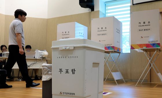 막바지 점검 중인 사전투표소