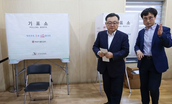 사전투표소 둘러보는 서울시장 권한대행