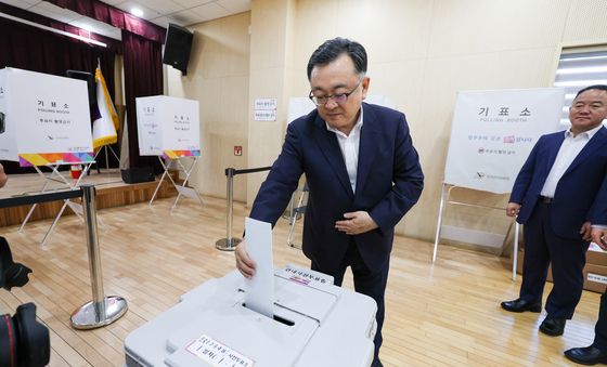 사전투표 시연하는 김성보 권한대행